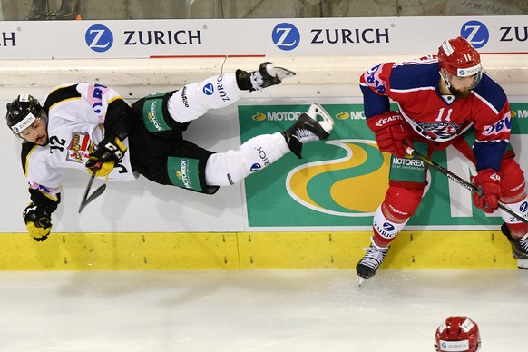 Der Laker Fabian Maier, rechts, gegen den Jurassier Leonardo Fuhrer, links, beim Swiss Ice Hockey Cup 1/2 - Finalspiel SC Rapperswil-Jona Lakers gegen den HC Ajoie in Rapperswil am Donnerstag, 4. Janu ...