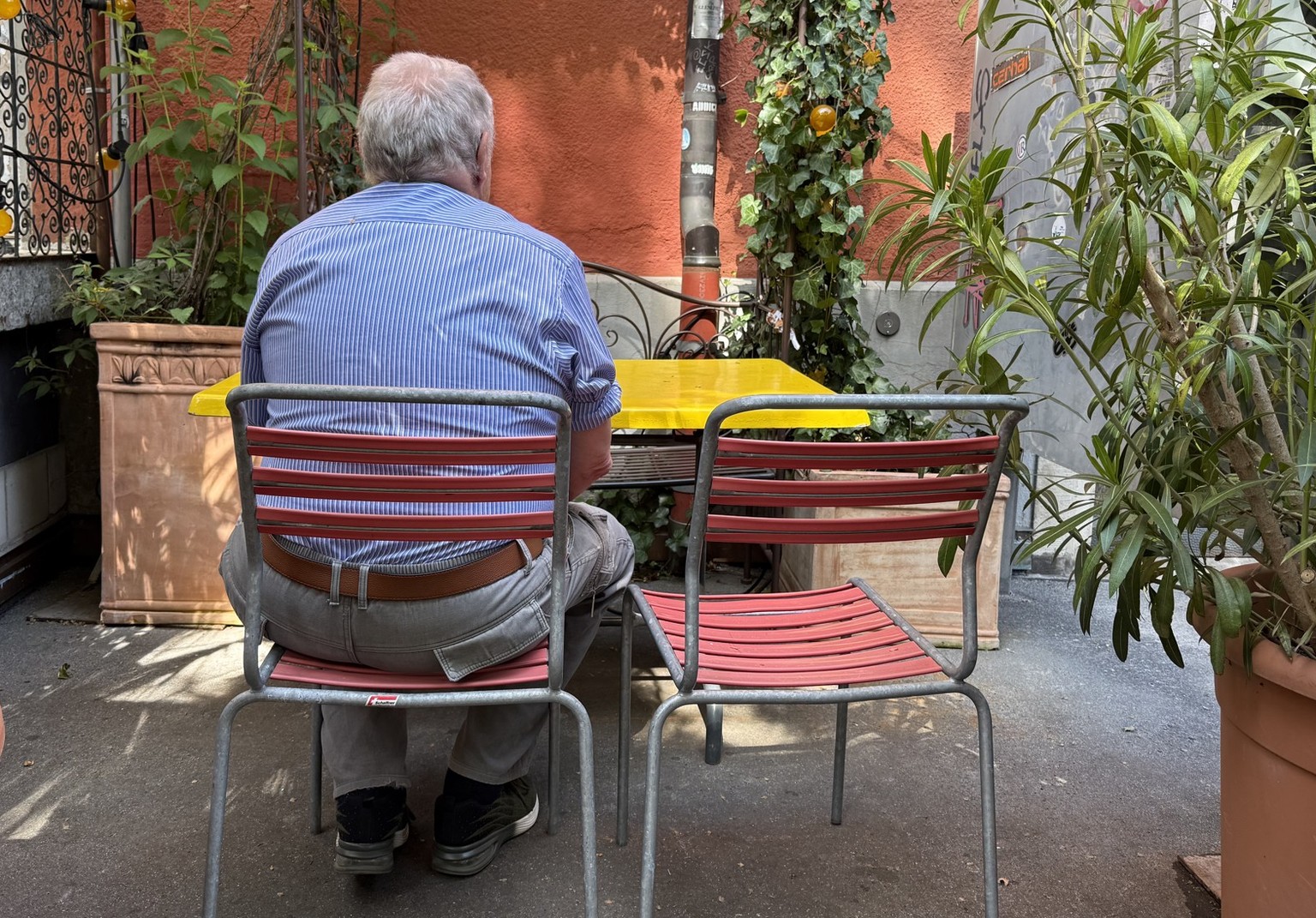 Martin* sitzt in einem Café. Repo über Menschen, die keine engen Freunde haben.