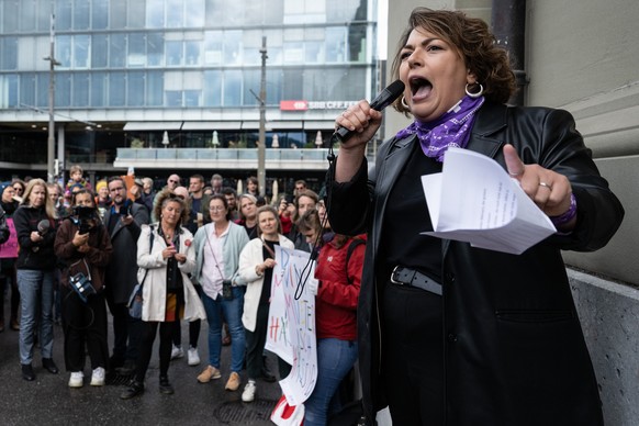 Nationalraetin Tamara Funiciello, SP-BE spricht anlaesslich einer Feministischen Protestaktion gegen die AHV-21 Abstimmung vom vergangenen Sonntag, am Montag, 26. September 2022, in Bern. (KEYSTONE/Pe ...