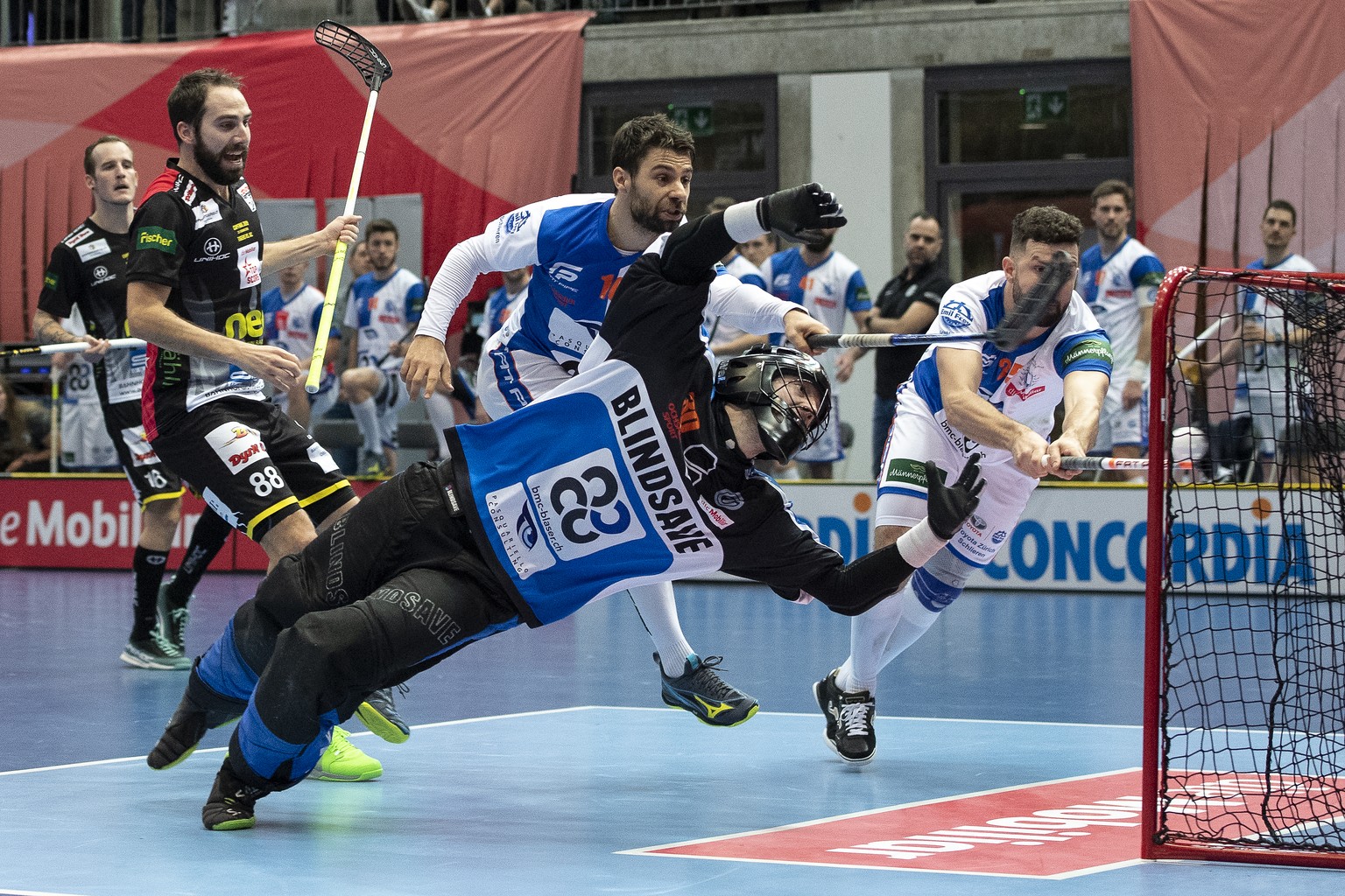 Langnaus Topscorer Simon Fluehmann, rechts, schiesst ein Tor (6-5) gegen Zuerichs Mario Stocker, Zuerichs Torhueter Pascal Meier, und Zuerichs Christoph Meier, von links, beim Unihockey-Cupfinalspiel  ...