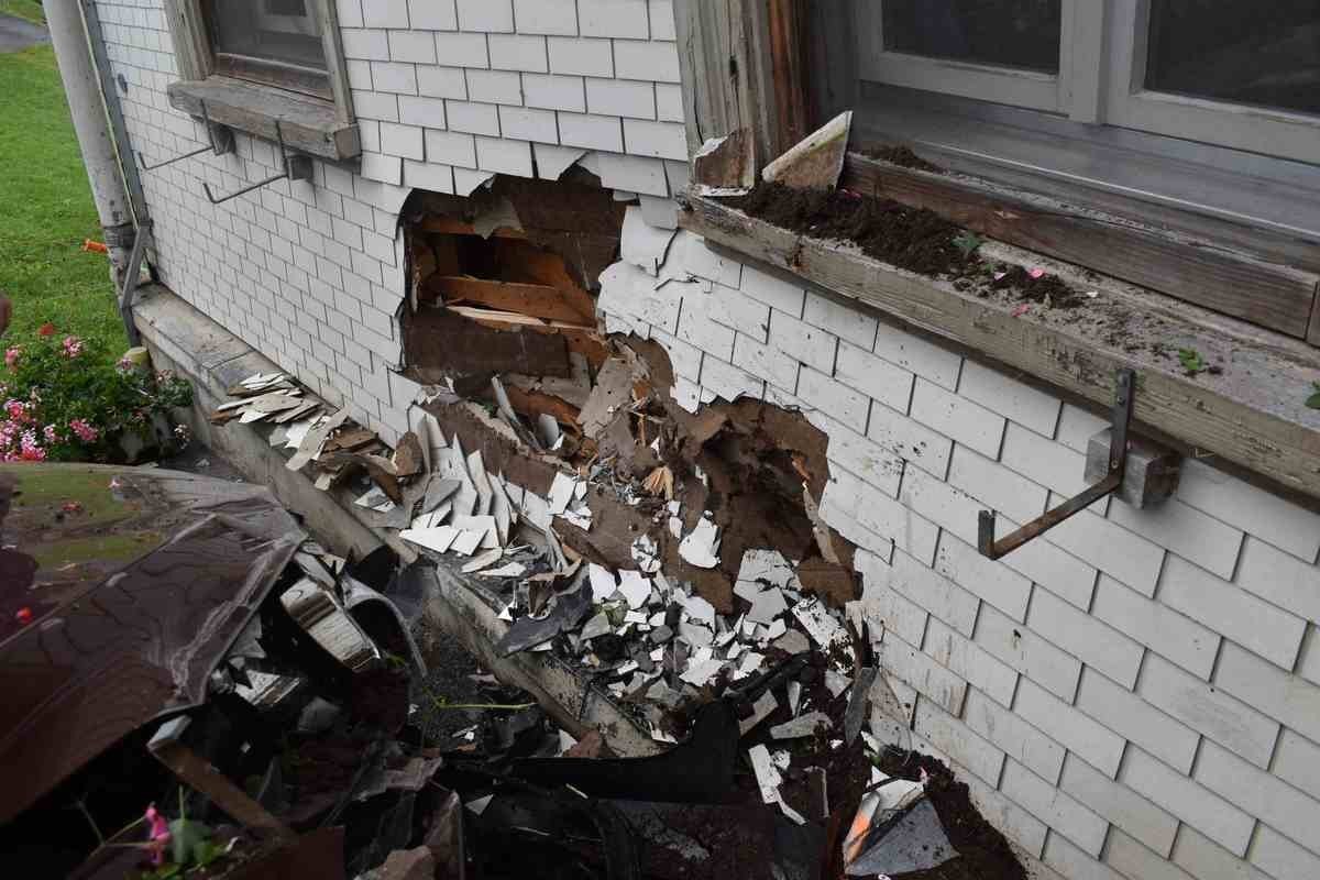 Autolenker kracht in Hausfassade in Urnäsch AR, 5.10.2024.