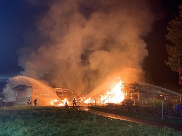 Auf einem Bauernhof im Einsiedler Ortsteil Trachslau ist am 20. September 2021 aus noch unbekannten Gründen ein Feuer ausgebrochen. Personen wurden nicht verletzt. Zwei Kälber, die beiden einzigen Tie ...