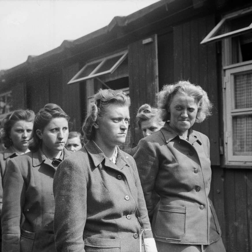 SS-Lageraufseherinnen werden zur Totenräumung herangeführt, Bergen-Belsen, 19. April 1945