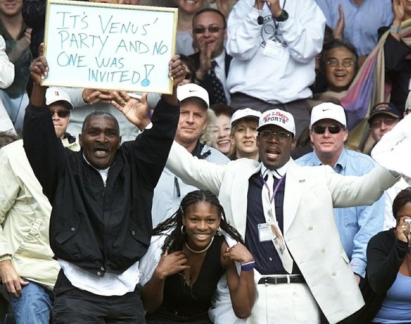 Im Film «King Richard» kein Thema ist das Plakat, mit dem Richard Williams 2000 in Wimbledon nach dem ersten Sieg von Venus Aufsehen erregte.