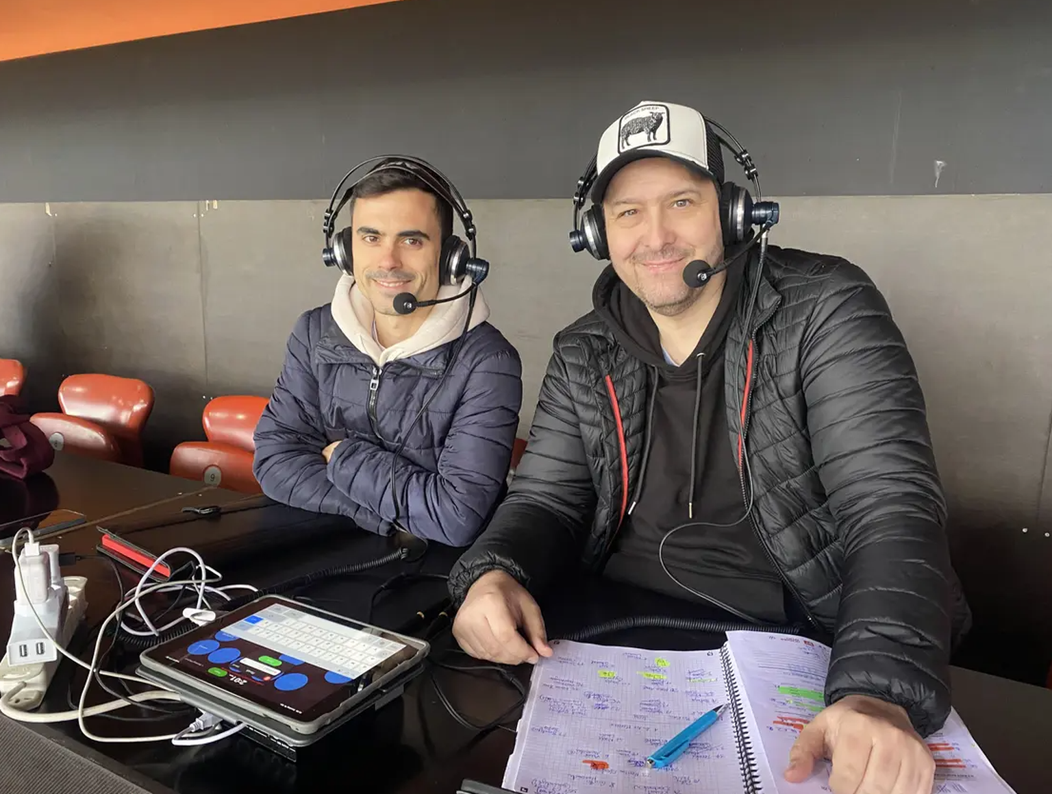 Marco Löffel (l.) und Beni Winiger auf ihren Plätzen auf der Medientribüne des Letzigrund-Stadions.