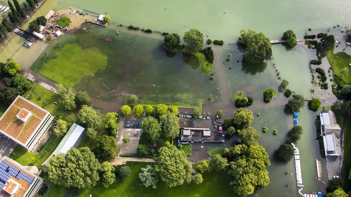 Une vue aerienne montre l'eau du lac de Bienne (Bielersee) qui entoure le port et le parc Pres-de-la-Rive (Strandboden) lors de la montee de l'eau du lac de Bienne suite aux fortes precipita ...