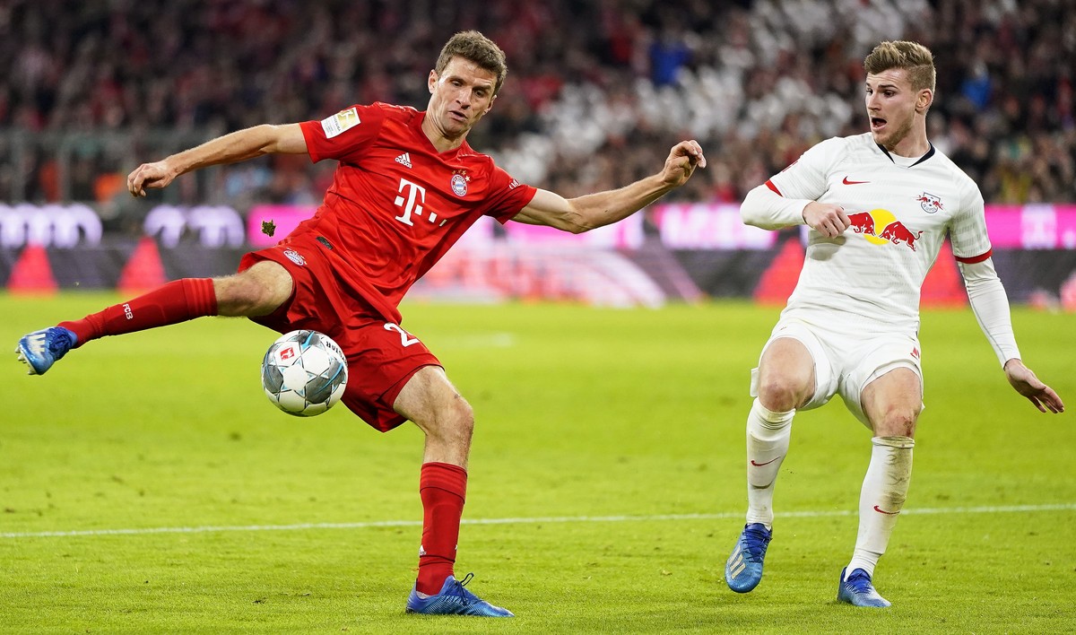 epa08206276 Bayern Munich's Thomas Mueller (L) in action against Leipzig's Timo Werner (R) during the German Bundesliga soccer match between FC Bayern Munich and RB Leipzig in Munich, German ...
