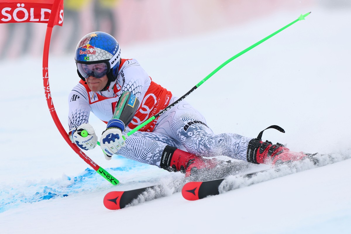 epa13330079 Lucas Pinheiro Braathen of Brazil competes during the 1st run of the Men's Giant Slalom at the FIS Alpine Ski World Cup season opener in Soelden, Austria, 25 October 2026. EPA/ANNA SZ ...