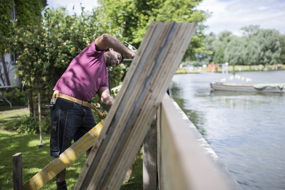 Ein Mann baut eine Schutzmauer aus Brettern, um das Land vor dem Hochwasser am Bodensee zu schuetzten, am Freitag, 17. Juni 2016 in Steinach. Aufgrund des starken Regens in vielen Teilen der Schweiz,  ...