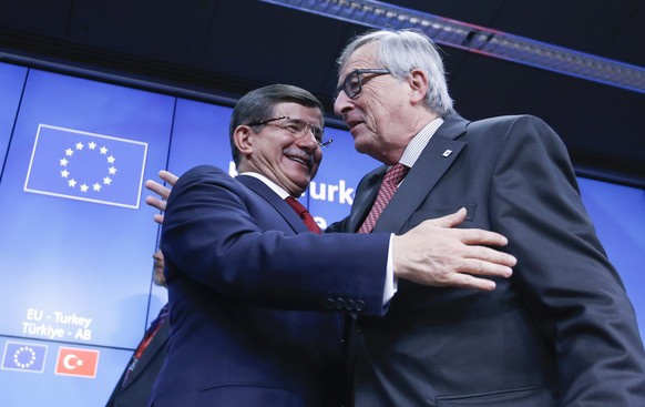 Der türkische Premierminister Ahmet Dvutoglu mit EU-Kommissionspräsident Jean-Claude Juncker&nbsp;am 29. November&nbsp;in Brüssel.