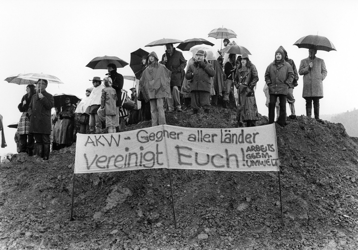 Mehrere hundert Leute der Gewaltfreien Aktion Kaiseraugst besetzten am 1. April 1975 das Baugelaende des geplanten AKW Kaiseraugst (AG). In den folgenden Tagen und Wochen besuchten tausende Kernkraftg ...