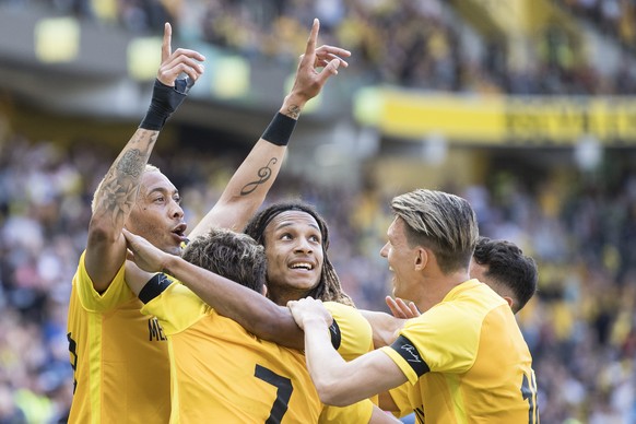 YBs Guillaume Hoarau , Miralem Sulejmani, Kevin Mbabu und Christian Fassnacht, von links, feiern den Treffer zum 1:0 im Fussball Meisterschaftsspiel der Super League zwischen den Berner Young Boys und ...