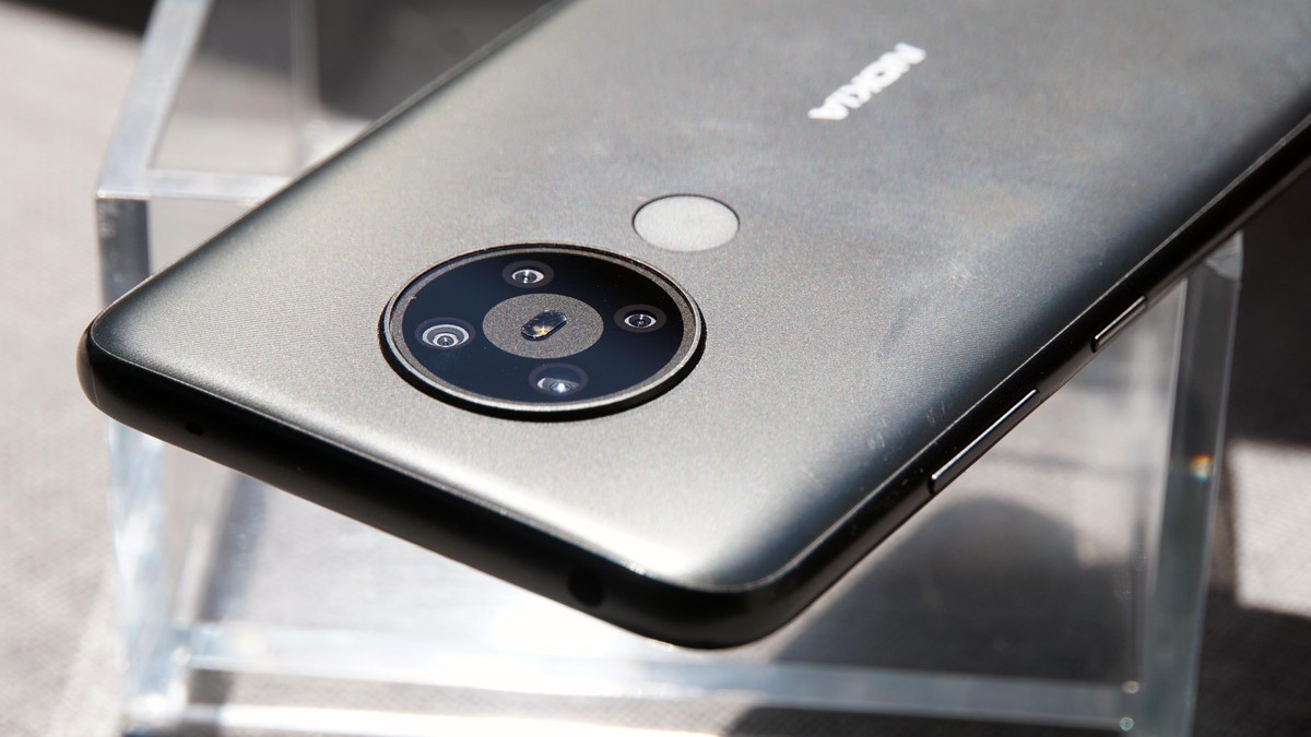 Das Handy kommt mit einem Anschluss für USB-C-Kabel, Kopfhörer sowie einem Einschub für eine MicroSD-Speicherkarte und zwei SIM-Karten.