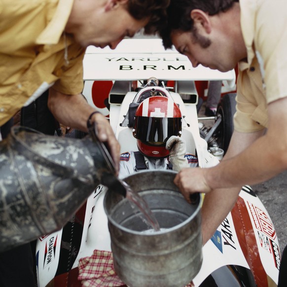 IMAGO / Motorsport Images

1971 Dutch GP ZANDVOORT, NETHERLANDS - JUNE 19: Jo Siffert, BRM P160, waits as mechanics refuel the car during practice during the Dutch GP at Zandvoort on June 19, 1971 in  ...