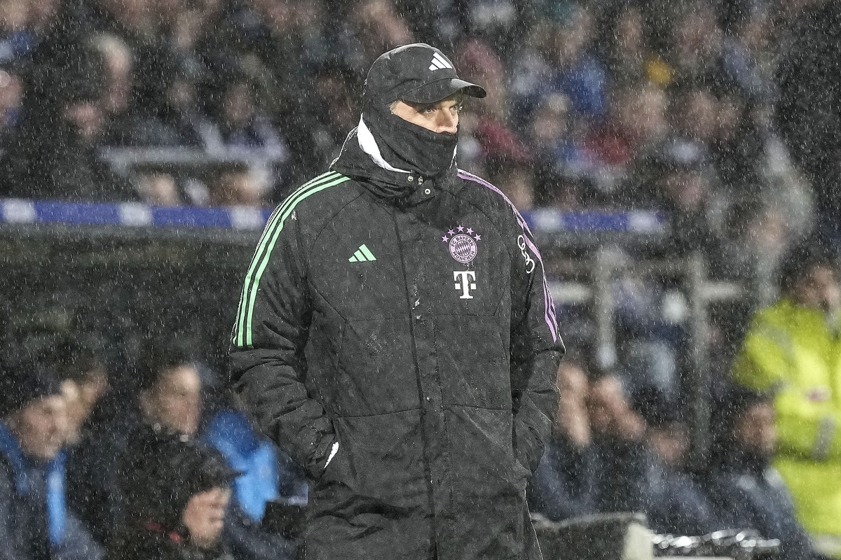 Bayern's head coach Thomas Tuchel stands in the heavy rain during the German Bundesliga soccer match between VfL Bochum and FC Bayern Munich in Bochum, Germany, Sunday, Feb. 18, 2024. (AP Photo/M ...