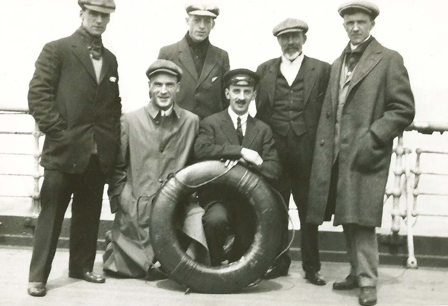 Walter Erzinger (rechts aussen) mit anderen Überlebenden der Schiffskatastrophe.
https://baukultur-waedenswil.ch/erzinger-walter/anhang-jsw-2014-von-peter-ziegler.html