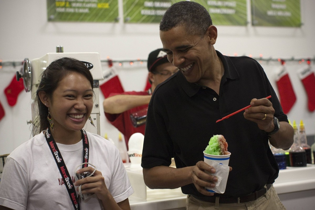Bildnummer: 54771972 Datum: 27.12.2010 Copyright: imago/UPI Photo
U.S. President Barack Obama eats shave ice from Island Snow with family and friends at Kailua Beach in Kailua, Hawaii on December 27,  ...