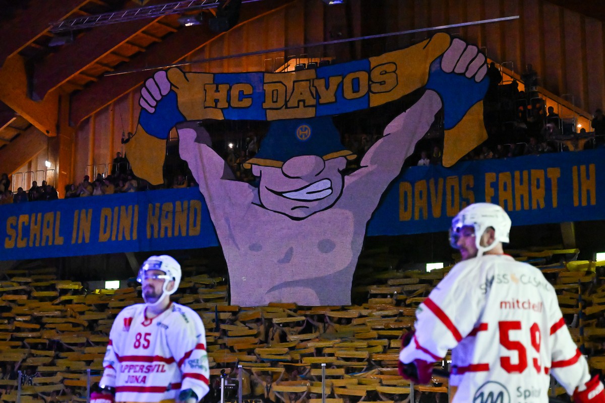 Choreo der Davoser in Spiel 2 des Playoff 1/4 Final Eishockeyspiels der National League zwischen dem HC Davos und den Rapperswil-Jona Lakers, am Sonntag, 27. Maerz 2022, im Eisstadion in Davos. (KEYST ...