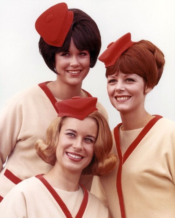 psa pacific southwest airlines stewardess flight attendant flugbegleiterinnen retro vintage https://www.buzzfeed.com/gabrielsanchez/pictures-show-the-glamour-of-flight-attendants-in-the-196?utm_term=. ...