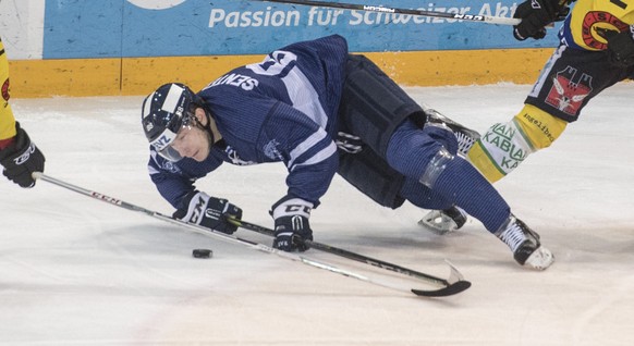 Sven Senteler, mitte, von Zug im Spiel gegen Beat Gerber, rechts, von Bern beim Eishockey Meisterschaftsspiel in der Qualifikation der National League zwischen dem EV Zug und dem SC Bern vom Freitag,  ...