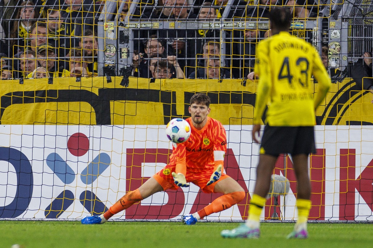 epa10953182 Dortmund's goalkeeper Gregor Kobel in action during the German DFB Cup second round soccer match between Borussia Dortmund and TSG 1899 Hoffenheim in Dortmund, Germany, 01 November 20 ...