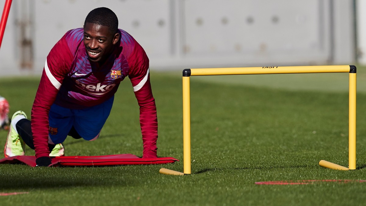 epa09618773 FC Barcelona's Ousmane Dembele attends the team's training session at Joan Gamper sports city in Barcelona, Spain, 03 December 2021. Barcelona prepares for the Spanish LaLiga soc ...