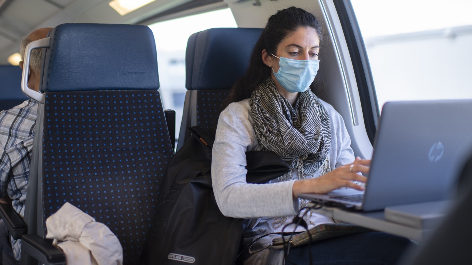 Eine Frau mit Schutzmaske im Zug der SBB zwischen Zuerich und Sargans, aufgenommen am Montag, 29. Juni 2020. Das Tragen von Schutzmasken wird aufgrund des Coronavirus empfohlen, ist aber freiwillig. ( ...