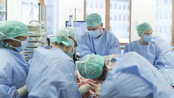 ZUR INTENSIVSTATION FUER BRANDVERLETZTE DES UNIVERSITAETSSPITALS ZUERICH STELLEN WIR IHNEN HEUTE, MITTWOCH, 8. FEBRUAR 2017, FOLGENDES NEUES BILDMATERIAL ZUR VERFUEGUNG --- [Editors Note: GRAPHIC CONT ...