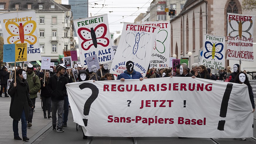 Demonstranten fordern eine kollektive Regularisierung fuer alle Sans-Papiers, in Basel am Mittwoch, 14. November 2018. (KEYSTONE/Georgios Kefalas)