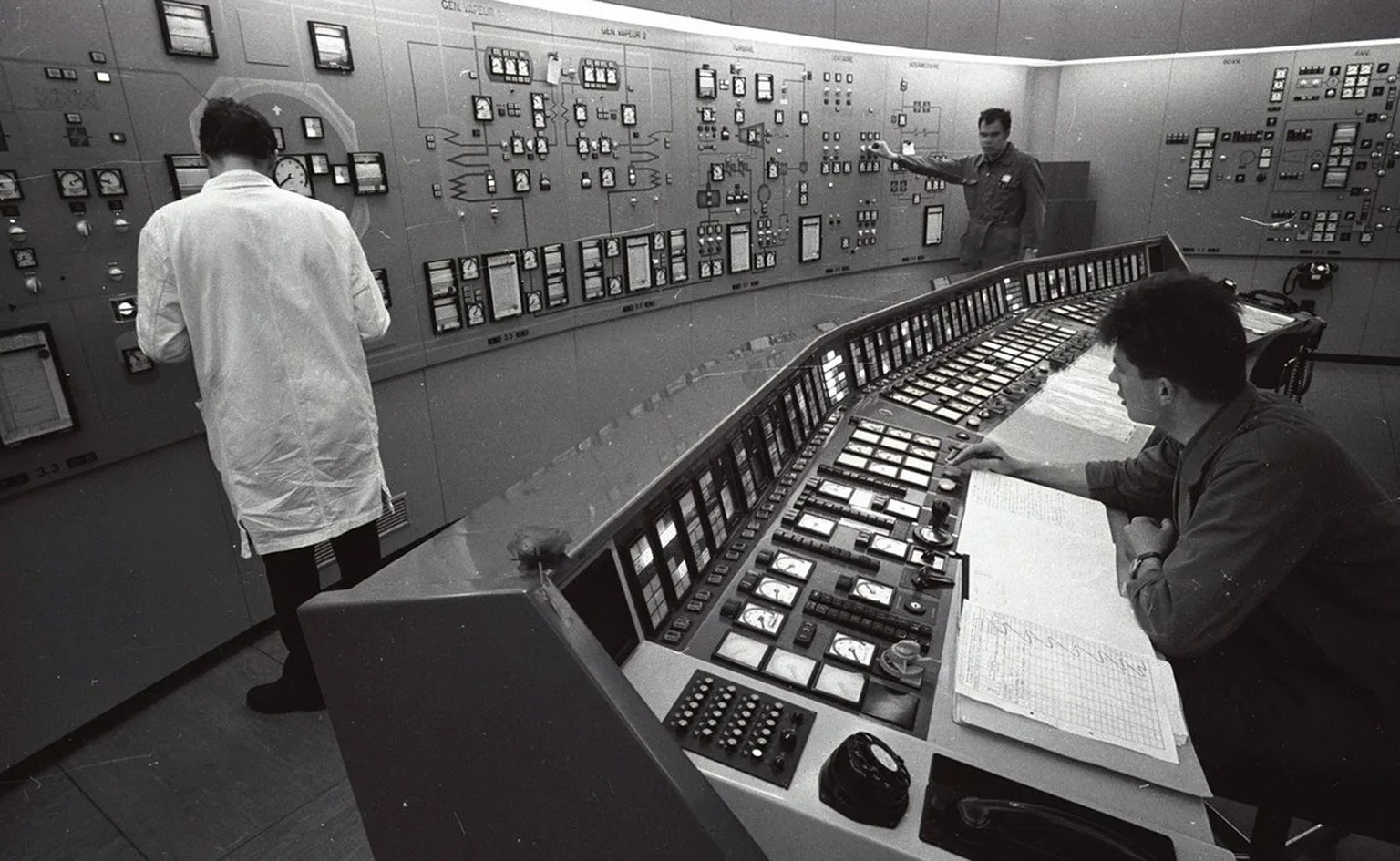 Blick in den Kontrollraum des Versuchs-AKWs von Lucens, 1968.
http://doi.org/10.3932/ethz-a-000049951