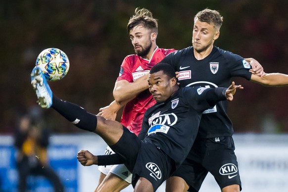 Les joueurs argoviens Geoffrey Serey Die, centre, et Damir Mehidic, droite, luttent pour le ballon avec le joueur vaudois Manuel Parapar, gauche, lors de la rencontre de football de Challenge League e ...