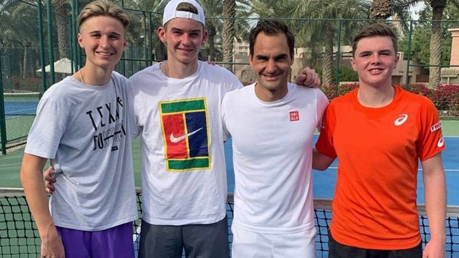 Leandro Riedi, Jérôme Kym und Dominic Stricker folgen dem Beispiel von Roger Federer.