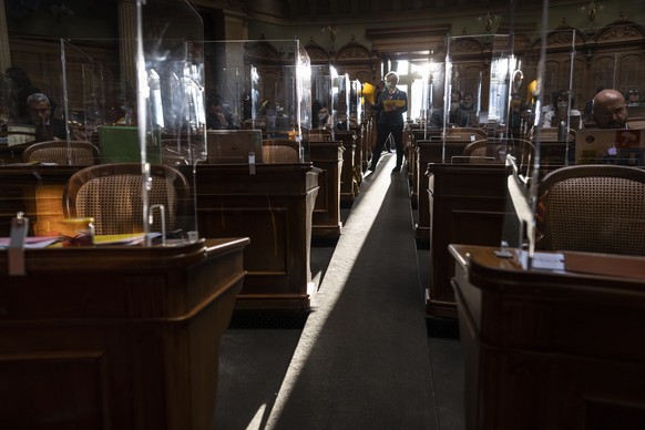 Die tiefstehende Wintersonne scheint direkt in den Saal, waehrend Ratsweibelin Andrea Haenni, Mitte, Unterlagen verteilt, an der Wintersession der Eidgenoessischen Raete, am Donnerstag, 3. Dezember 20 ...