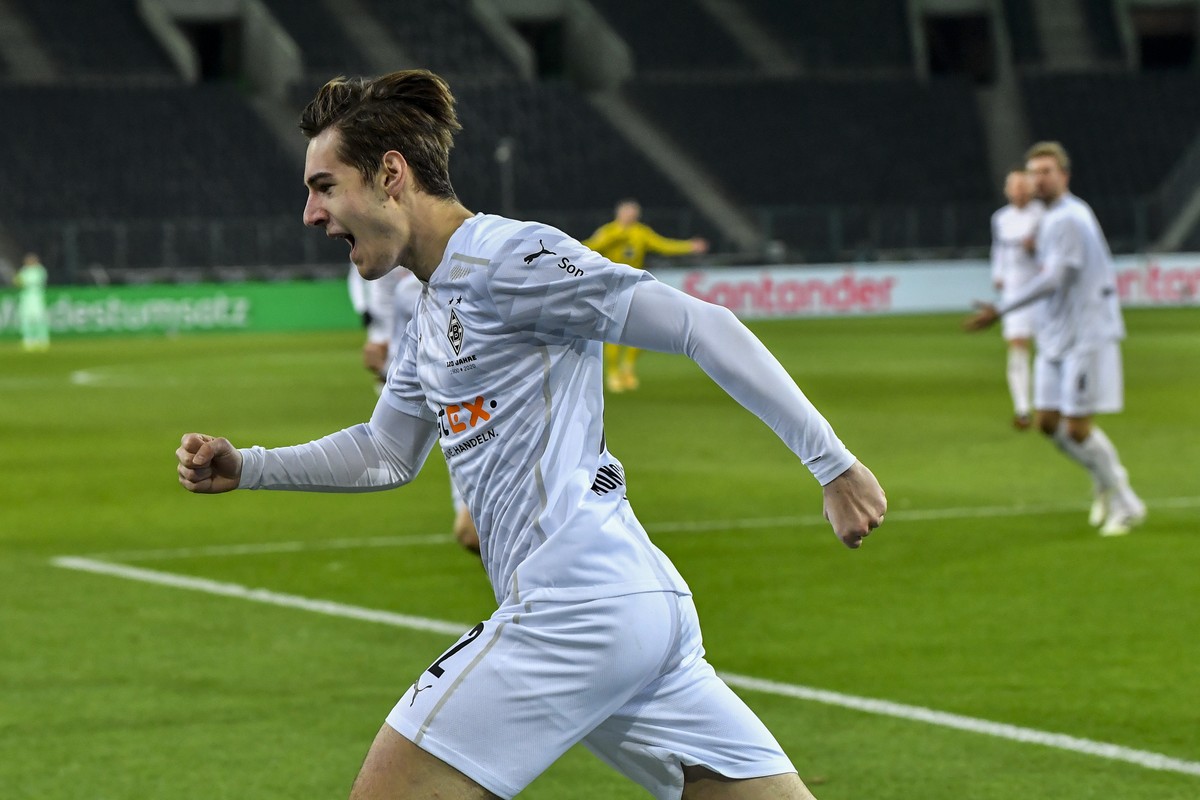 CORRECTS TO DISALLOWED GOAL - Moenchengladbach's Florian Neuhaus celebrates a goal that was later disallowed by a VAR decision during the German Bundesliga soccer match between Borussia Moencheng ...