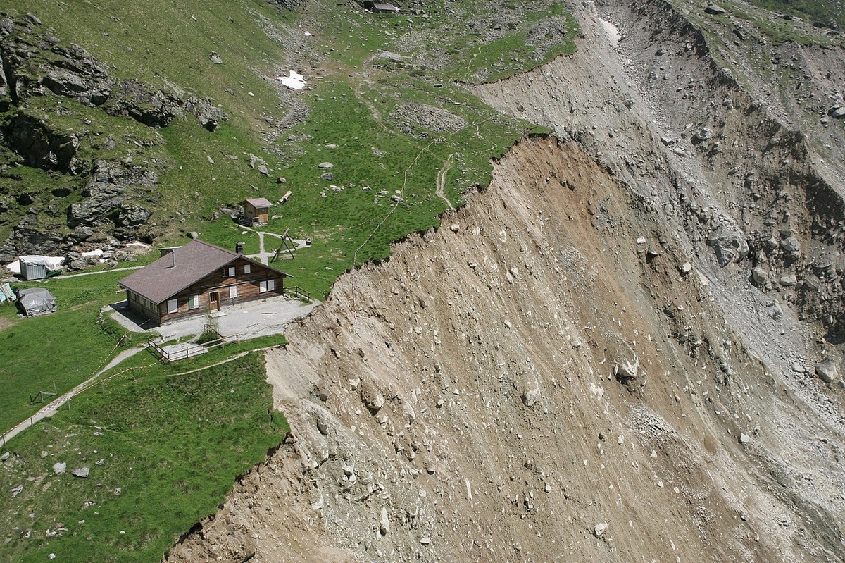 Luftaufnahme des Erdrutschgebietes mit der Stieregghuette in Grindelwald, am Mittwoch, 1. Juni 2005. Nachdem am Sonntag, 29. Mai 2005, mehrere hunderttausend Kubikmeter Erdmassen in Bewegung geraten o ...