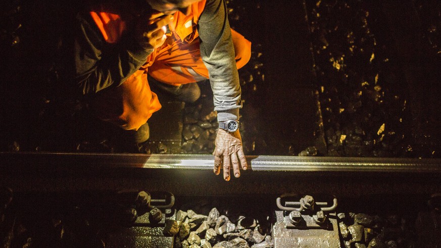 ARCHIV - ZUR PRESSEKONFERENZ ZUM AUSBAU DER BAHNINFRASTRUKTUR STELLEN WIR IHNEN DIESES ARCHIVBILD ZUR VERFUEGUNG - Nachdem der Schleifzug durch Schleifen die Schienen bearbeitet hat, kontrolliert ein  ...