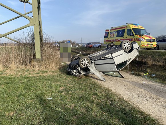 Ein 31-jähriger Lenker hat am 20. März 2022 in Rupperswil AG sein Auto schrottreif gefahren. Der Mann erlitt Verletzungen und musste ins Spital. Er hatte die Herrschaft über sein Auto verloren und dur ...