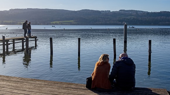 Menschen geniessen die Sonne am Greifensee ZH. (Archivbild)