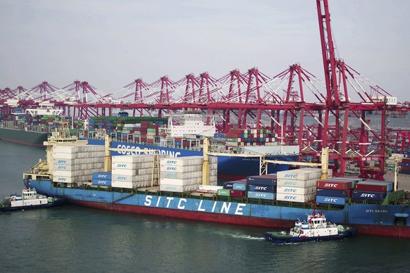 Ein Containerschiff legt ab. In 30 Tagen wir es in einem amerikanischen Hafen ankommen.