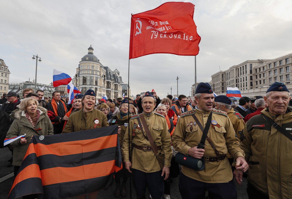 epa10215782 Russians gather for a celebration after a ceremony to sign treaties on new territories' accession to Russia in downtown Moscow, Russia, 30 September 2022. Russian President Putin has  ...