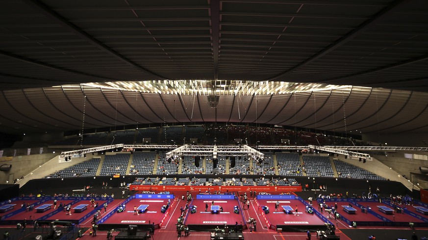 Viele Tische, wenige Zuschauer: Die Gruppenspiele locken Japans Pingpong-Freunde noch nicht in die Halle.