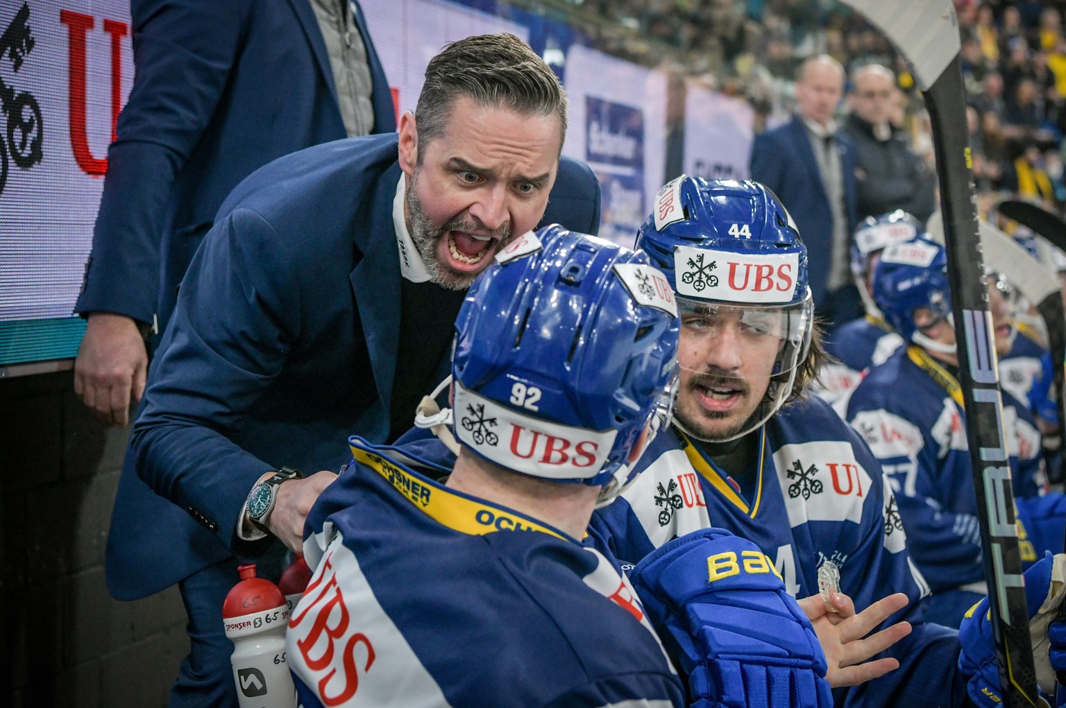 epa11050329 Davos&#039; head coach Josh Holden and Davos&#039; Tomas Jurco during the final game between Switzerland&#039;s HC Davos and HC Dynamo Pardubice, at the 95th Spengler Cup ice hockey tourna ...