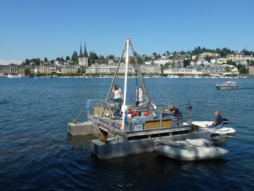 Das Forschungsteam Paläoökologie der Universität Bern im Luzerner Seebecken auf dem schwimmenden Ponton zur Entnahme von Schlagbohrkernen.