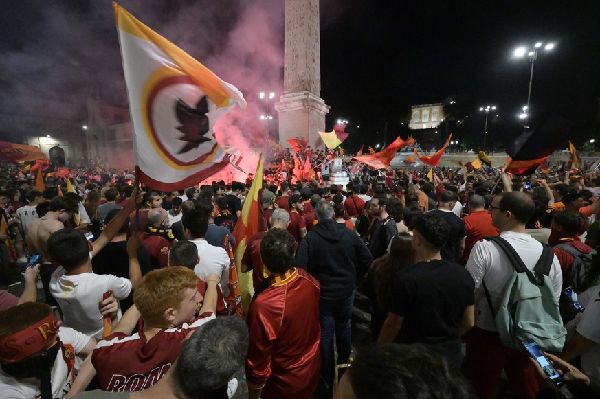 epa09976048 AS Roma supporters celebrate after their team won the Conference League Final match between AS Roma and Feyenoord in the piazza del Popolo, in Rome, Italy, 25 May 2022. EPA/CLAUDIO PERI