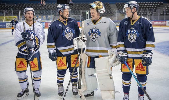 Die neuen Spieler des EV Zug mit Erik Thorell, Jan Kovar, Leonardo Genoni und Gregory Hofmann, von links, bei ihrem ersten Eistraining beim offiziellen Trainingsstart fuer die neue Schweizer Eishockey ...