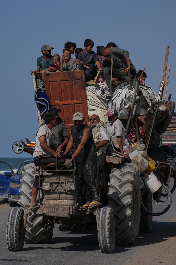 FILE - Displaced Palestinians flee northern Gaza Strip on top of a vehicle carrying their belongings along the coastal road near Wadi Gaza, Monday, Sept. 22, 2025. (AP Photo/Abdel Kareem Hana)
Top Ver ...