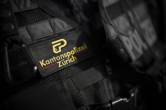 Das Logo an einer Uniform eines Polizisten der Kantonspolizei Zuerich, aufgenommen an einer Einweihungsveranstaltung des Polizei- und Justizzentrum Zuerich (PJZ) fuer die Oeffentlichkeit, am Samstag,  ...