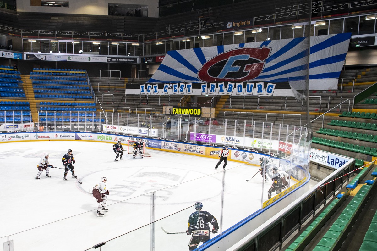 Les joueurs fribourgeois et genevois s'affrontent dans une patinoire vide suite aux mesures prises par le Conseil Federal en raison du coronavirus, lors de la rencontre du championnat suisse de h ...