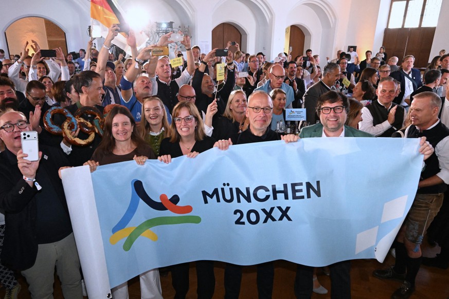 26.09.2026, Bayern, M�nchen: Sportpolitik: Teilnehmer beim Public Viewing von Unterst�tzern der M�nchner Olympia-Bewerbung im Alten Rathaus jubeln �ber das Ergebnis. Auf einer au�erordentlichen DOSB-M ...