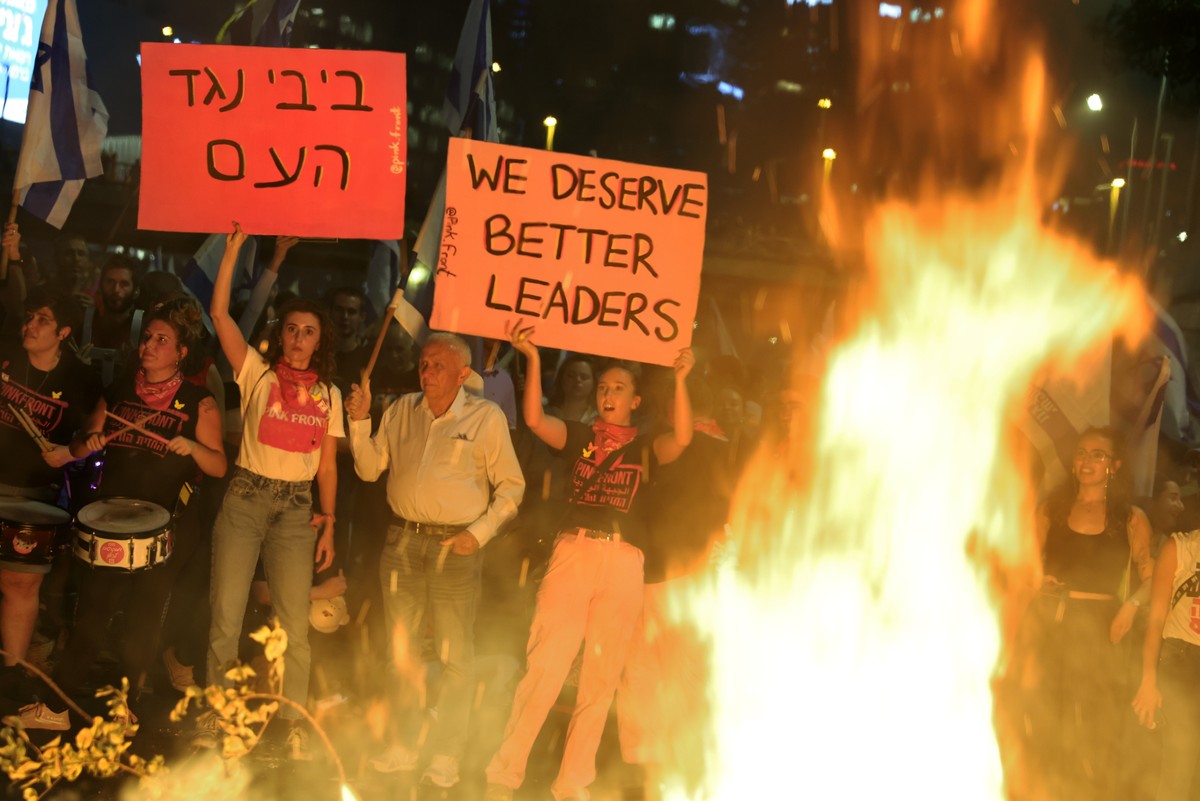 epa11704209 Anti-government protesters take to the streets after Israeli prime minister fired Defense Minister Yoav Gallant in Tel Aviv, Israel, 05 November 2024. Israeli Prime Minister Benjamin Netan ...